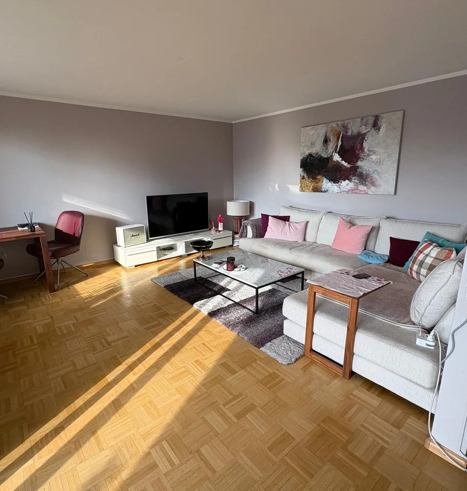 Wohnen am Rhein: Ruhige, voll möblierte 3-Zimmer-Wohnung mit Süd-West-Balkon