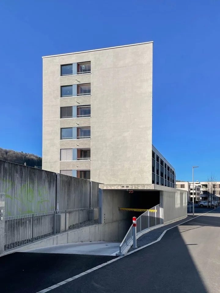 Einstellhallenplatz am Bahnhof Lausen!