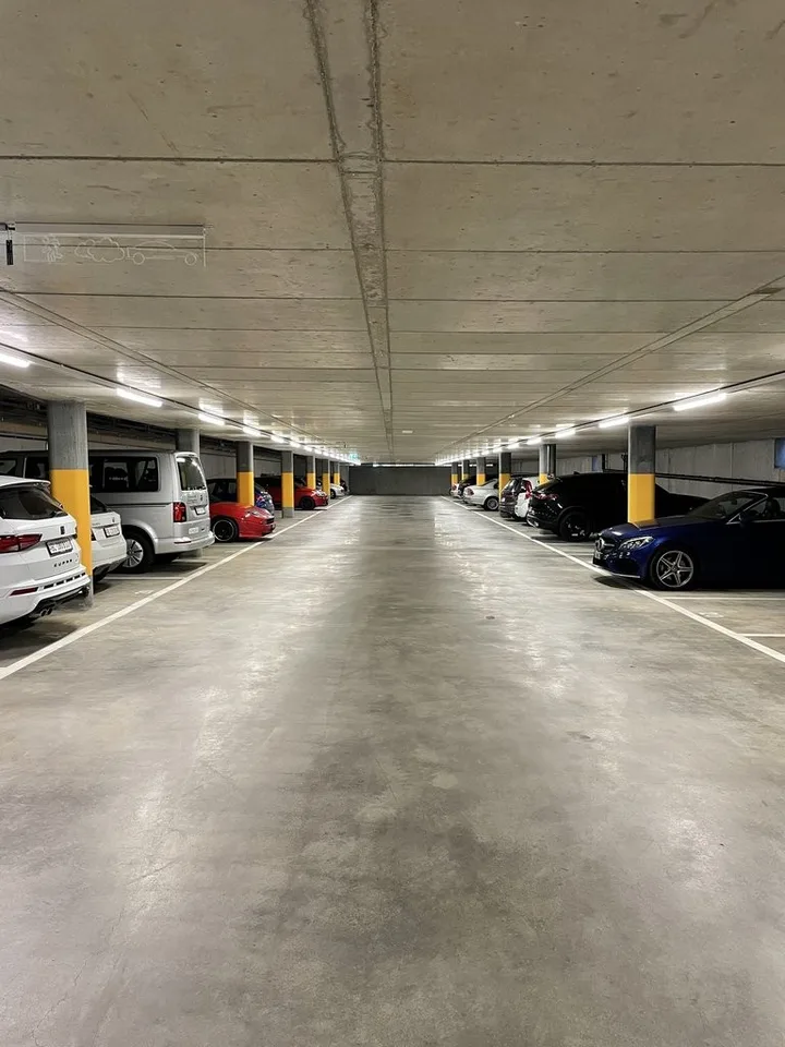 Einstellhallenplatz am Bahnhof Lausen!