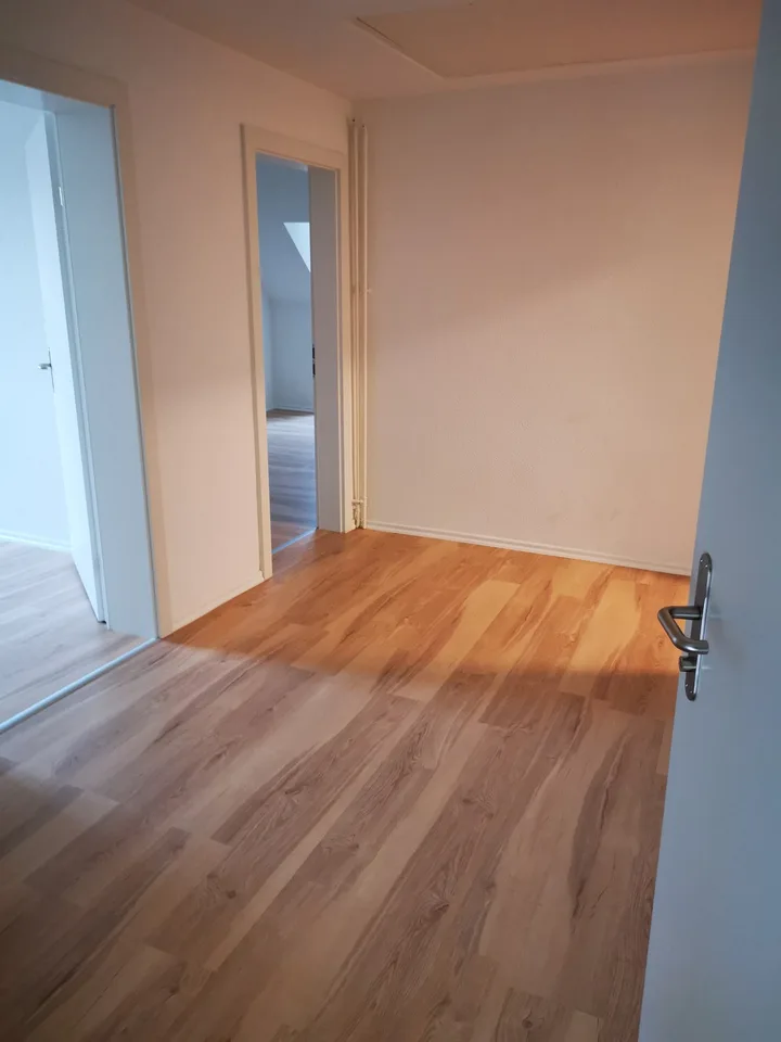 Charmante 3.5-Zimmer-Dachwohnung mit Balkon in Wildegg