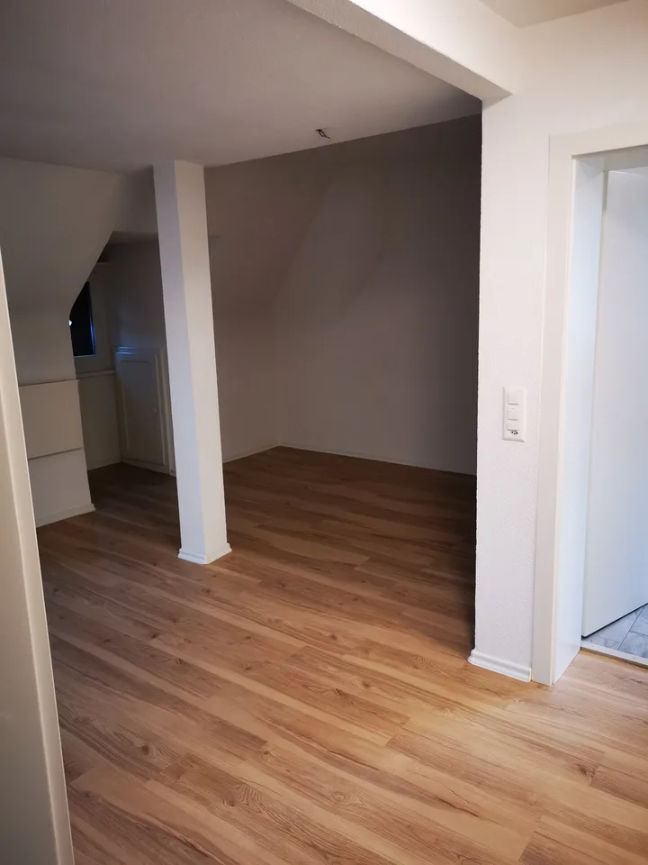 Charmante 3.5-Zimmer-Dachwohnung mit Balkon in Wildegg