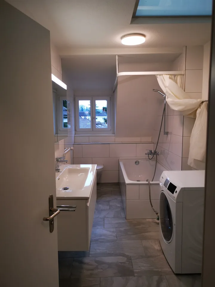 Charmante 3.5-Zimmer-Dachwohnung mit Balkon in Wildegg