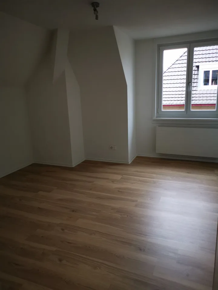 Charmante 3.5-Zimmer-Dachwohnung mit Balkon in Wildegg