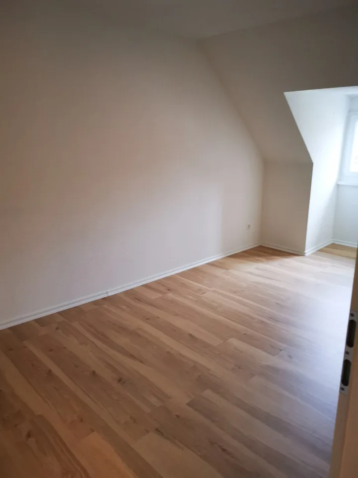 Charmante 3.5-Zimmer-Dachwohnung mit Balkon in Wildegg