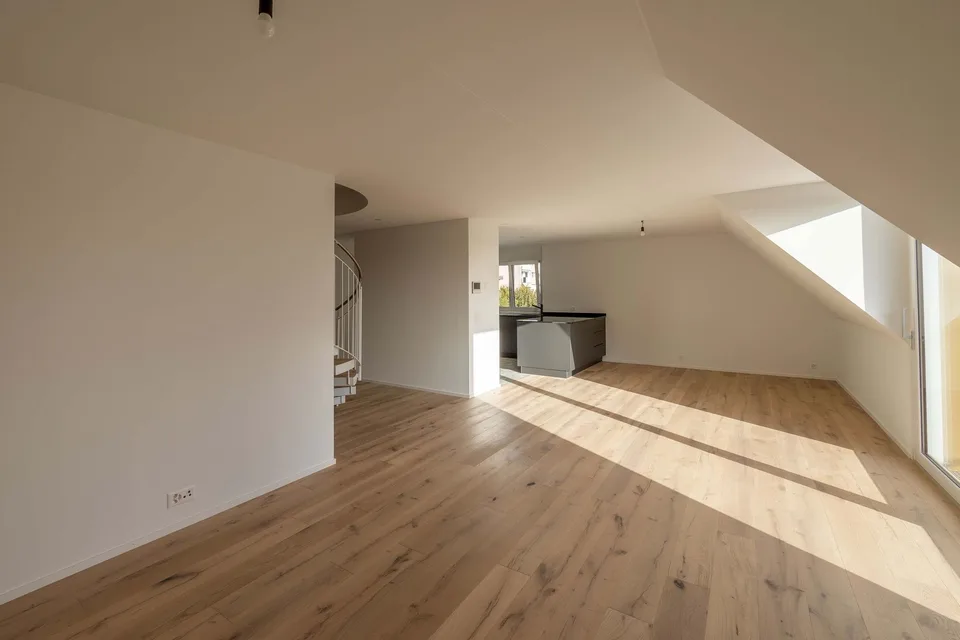 Moderne Duplex-Wohnung mit zwei Einstellplätzen in ruhiger Lage