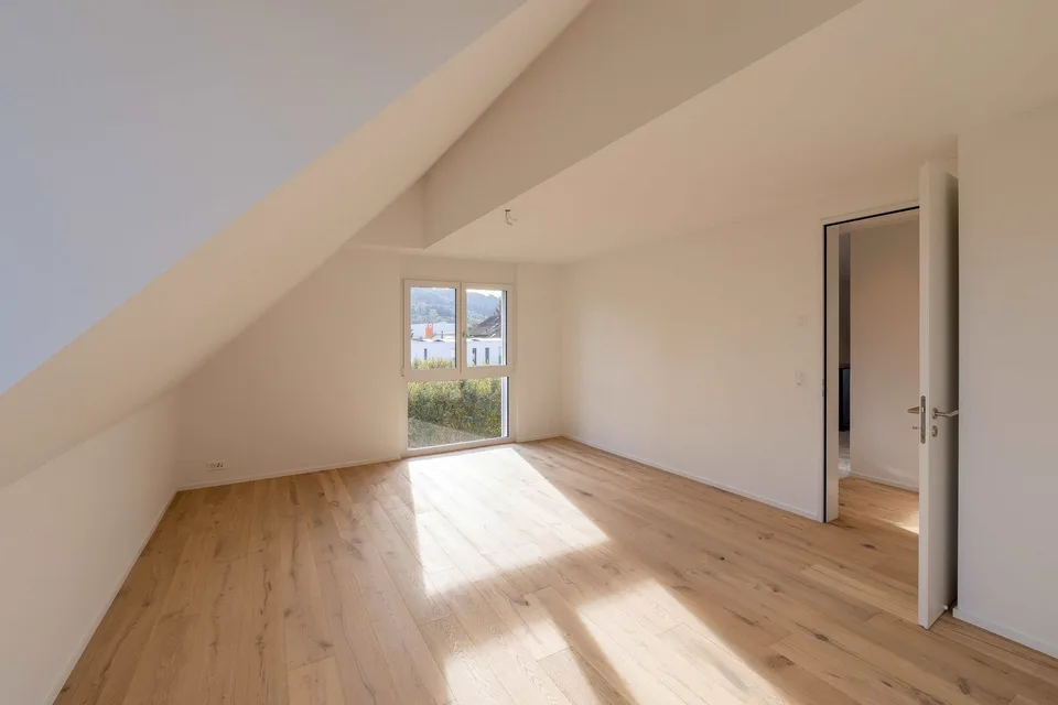Moderne Duplex-Wohnung mit zwei Einstellplätzen in ruhiger Lage