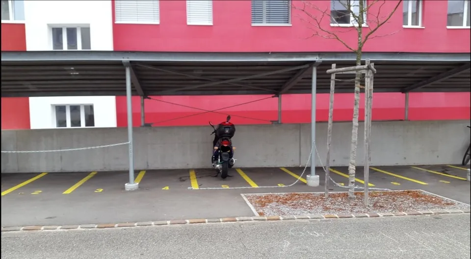 Motorrad-Aussenparkplätze an zentraler Lage in Windisch zu vermieten