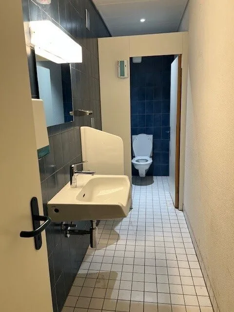 Zentrale Gewerbefläche an der Bahnhofstrasse zu vermieten – foto 7 di 8