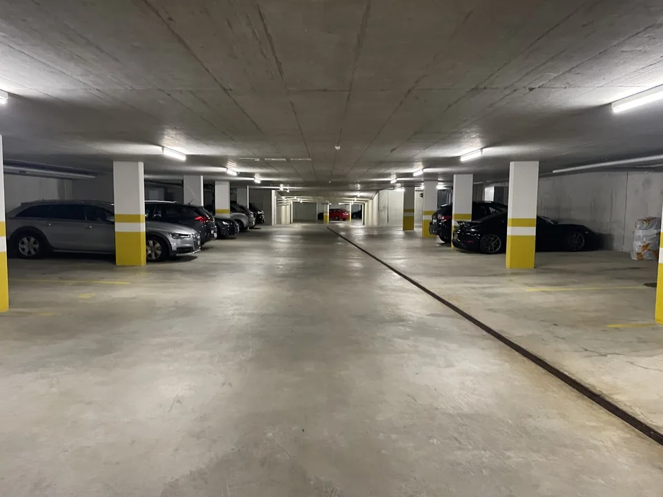 Seltene Gelegenheit: Tiefgaragenparkplatz im „Burgerpark“, Unterentfelden (mit e-Mobility-Anschluss)