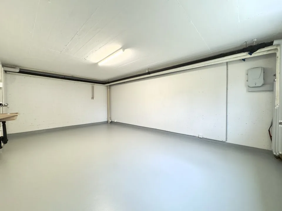 Praktischer Bastelraum mit Tageslicht, Heizung und eigenem Lavabo