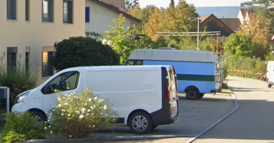 Aussenparkplatz im Dorfzentrum zu vermieten