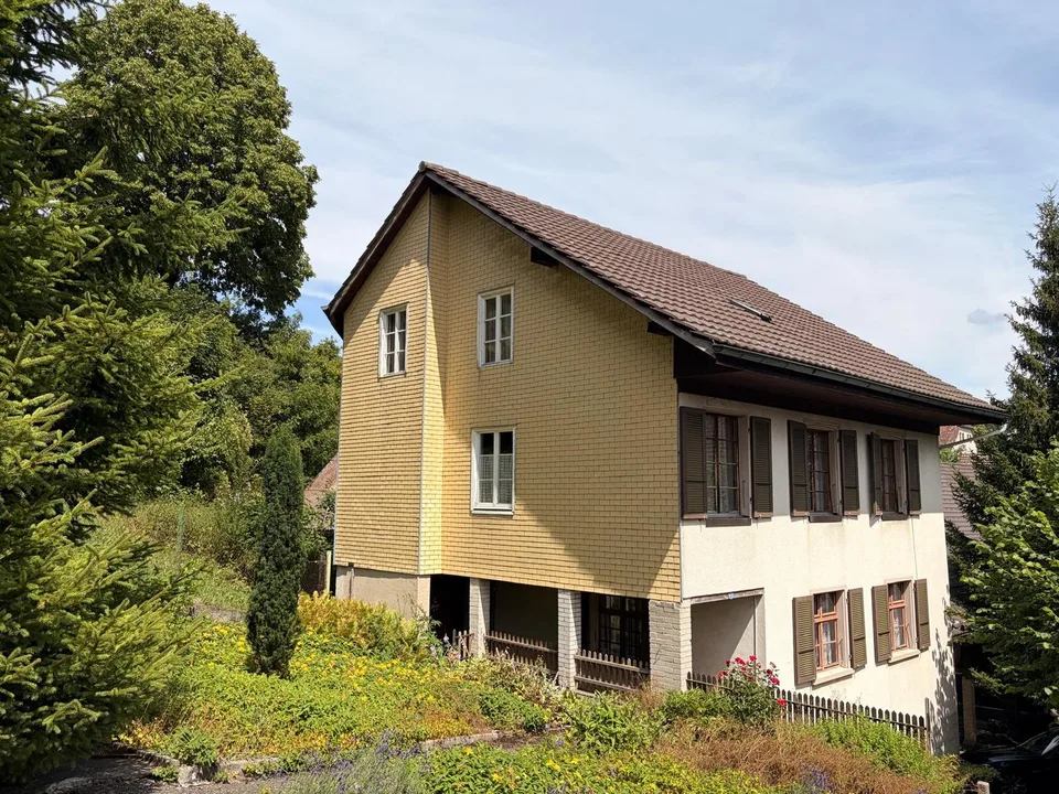 Wohnhaus mit Stall und Scheune, Vorplatz und einem Garten