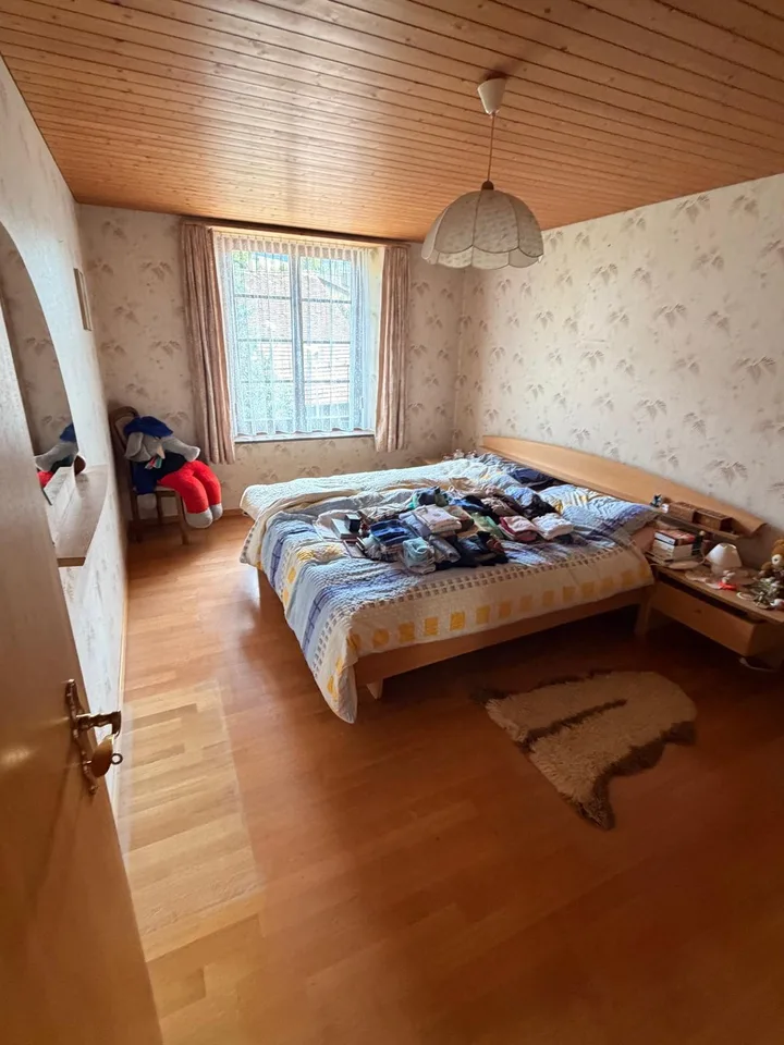 Wohnhaus mit Stall und Scheune, Vorplatz und einem Garten