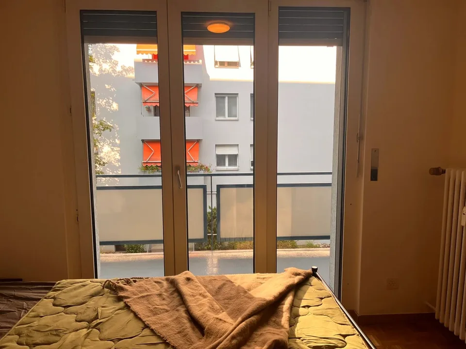 Großes Zimmer in Basel mit Balkon