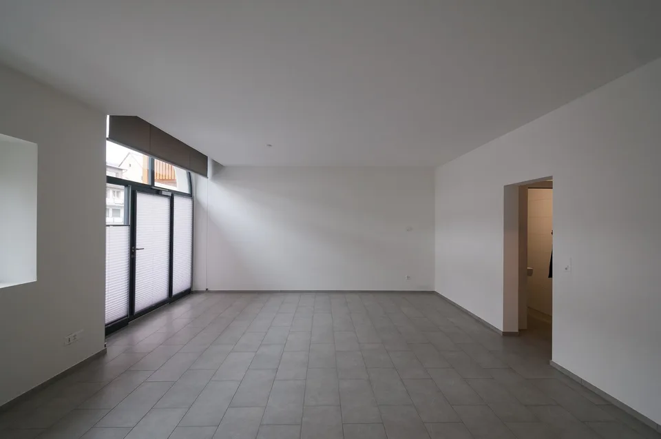 Atelier - Büro, evtl. Therapieraum rollstuhlgängig im Erdgeschoss an der Hauptstr. 32 in Oberdornach F=39 m2, Raumhöhe 2.70 m mit WC, Dusche und Kochnische mit Kühlschrank und Kellerraum, Fenster 3-fach lärmschutzverglast, Keramikplatten in allen Räumen, 