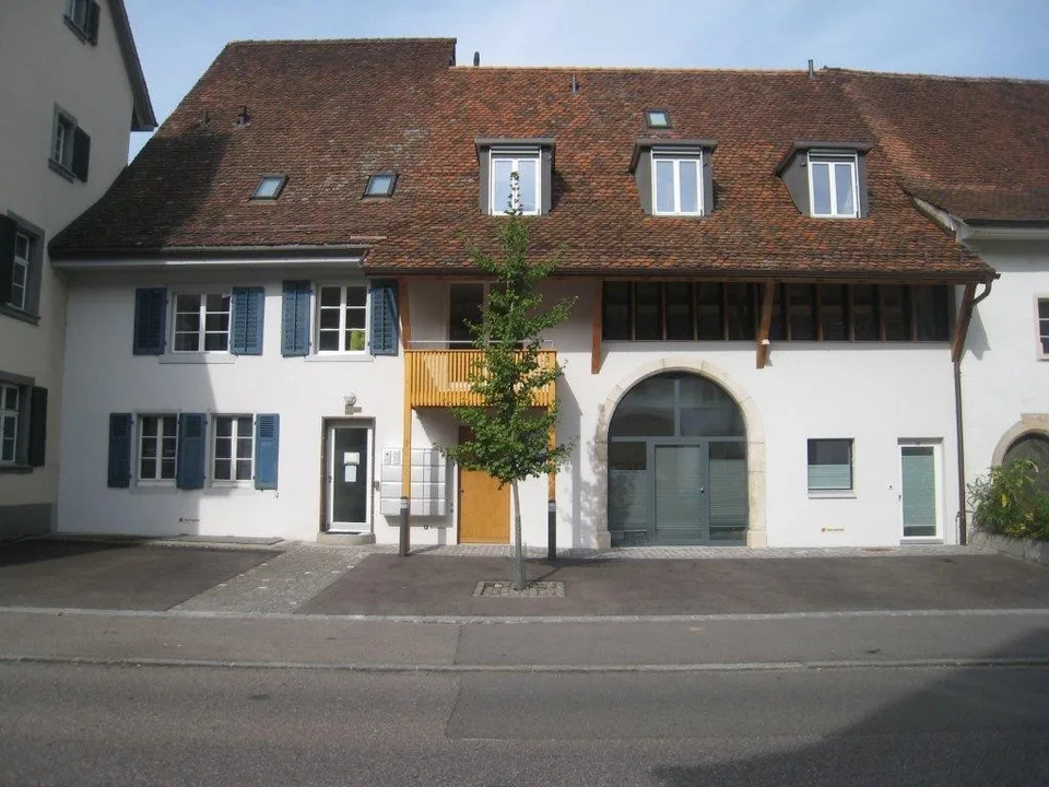 Atelier - Büro, evtl. Therapieraum rollstuhlgängig im Erdgeschoss an der Hauptstr. 32 in Oberdornach F=39 m2, Raumhöhe 2.70 m mit WC, Dusche und Kochnische mit Kühlschrank und Kellerraum, Fenster 3-fach lärmschutzverglast, Keramikplatten in allen Räumen, 
