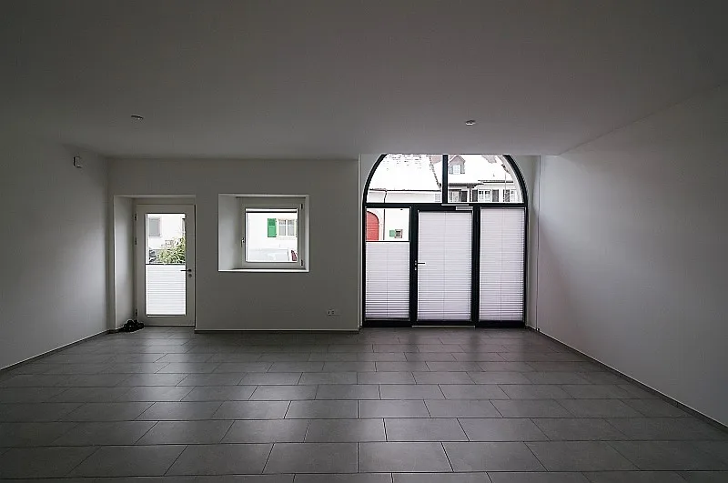 Atelier - Büro, evtl. Therapieraum rollstuhlgängig im Erdgeschoss an der Hauptstr. 32 in Oberdornach F=39 m2, Raumhöhe 2.70 m mit WC, Dusche und Kochnische mit Kühlschrank und Kellerraum, Fenster 3-fach lärmschutzverglast, Keramikplatten in allen Räumen, 