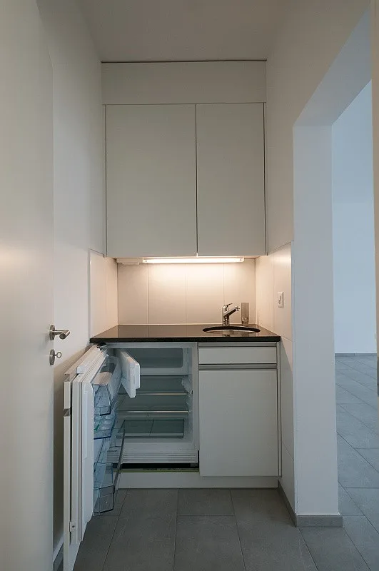 Atelier - Büro, evtl. Therapieraum rollstuhlgängig im Erdgeschoss an der Hauptstr. 32 in Oberdornach F=39 m2, Raumhöhe 2.70 m mit WC, Dusche und Kochnische mit Kühlschrank und Kellerraum, Fenster 3-fach lärmschutzverglast, Keramikplatten in allen Räumen, 