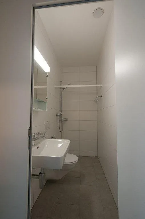 Atelier - Büro, evtl. Therapieraum rollstuhlgängig im Erdgeschoss an der Hauptstr. 32 in Oberdornach F=39 m2, Raumhöhe 2.70 m mit WC, Dusche und Kochnische mit Kühlschrank und Kellerraum, Fenster 3-fach lärmschutzverglast, Keramikplatten in allen Räumen, 
