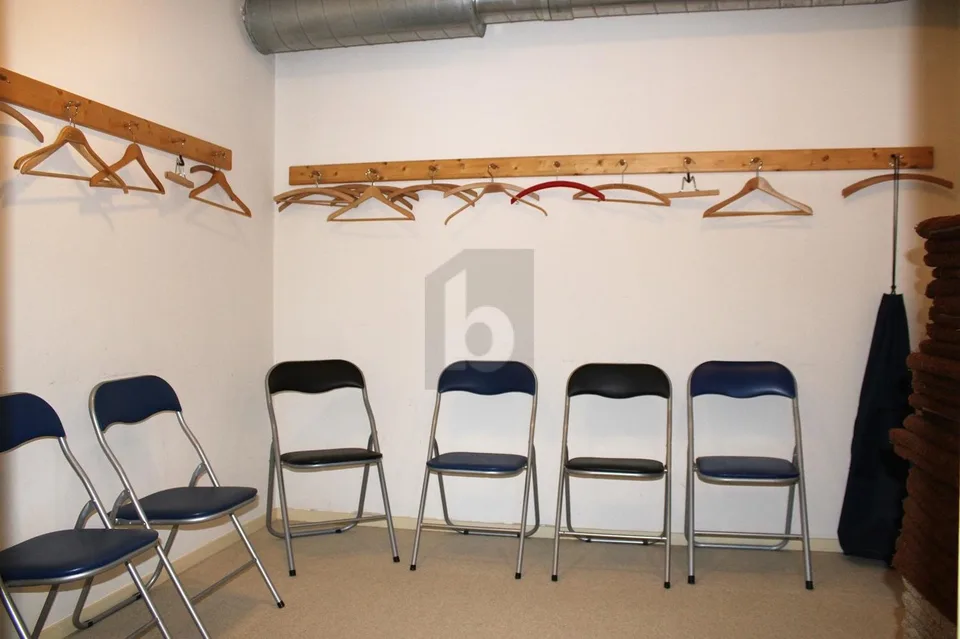 HELL MIT GARDEROBE, DUSCHE UND SAUNA