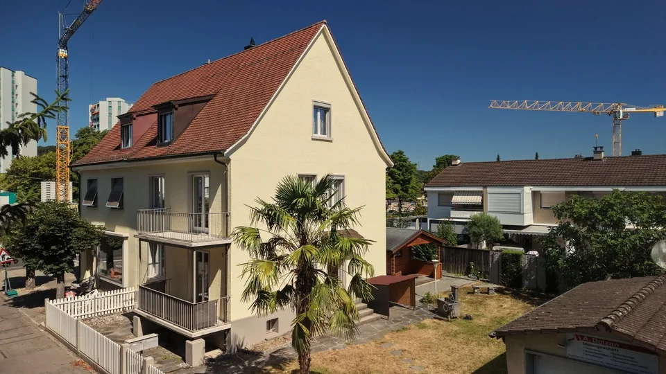 Charmantes Einfamilienhaus mit Garten, Chalet & viel Platz in Reinach BL