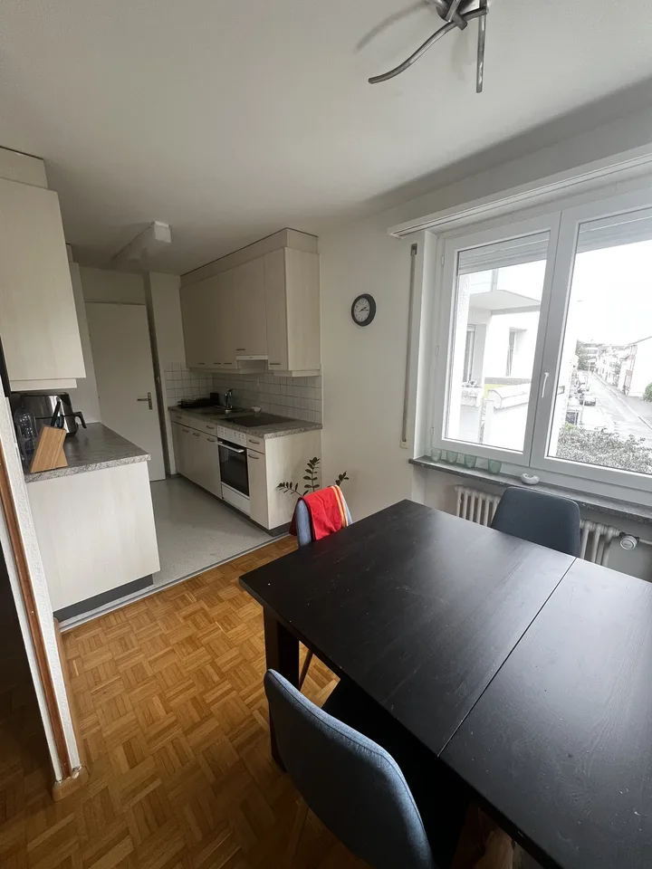Mitbewohnerin gesucht: Möbeliertes Zimmer in 3.5 Zi-Wohnung in Binningen