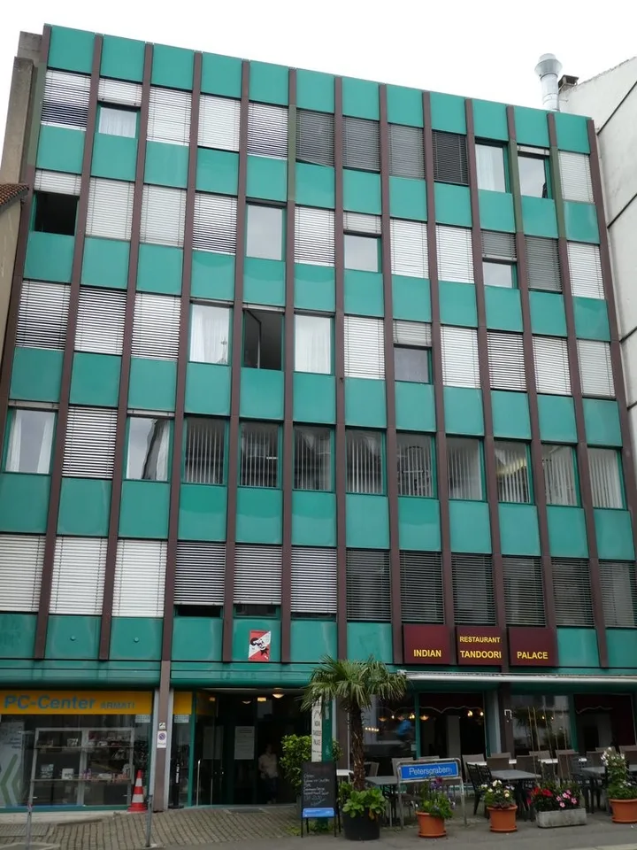 Laden am Petersgraben mit Schaufensterfront