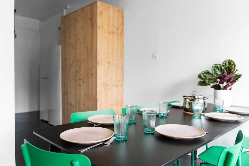 🏡 Zimmer in freundlicher 10er-WG nur für Frauen – ab August verfügbar