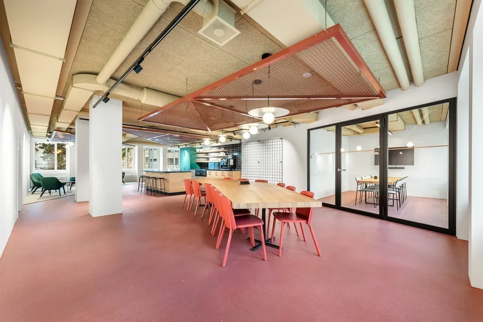 Plug & Work Büros am Bahnhof SBB (37–52 m²), inkl. Community & Gym
