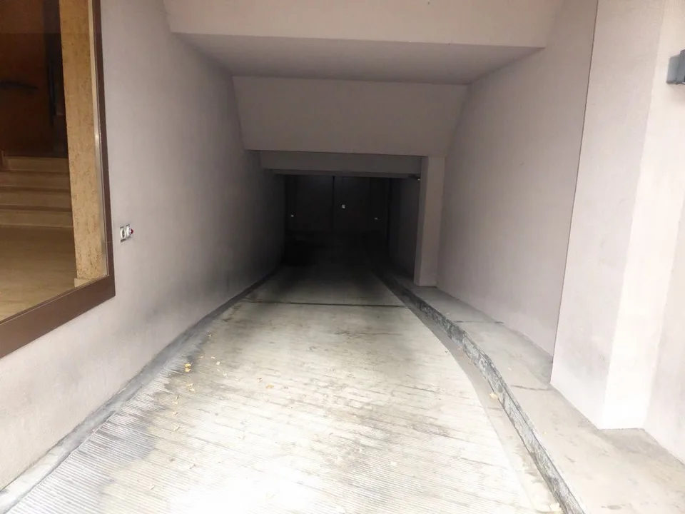 Einstellhallenplatz an der Neuweilerstrasse zu vermieten