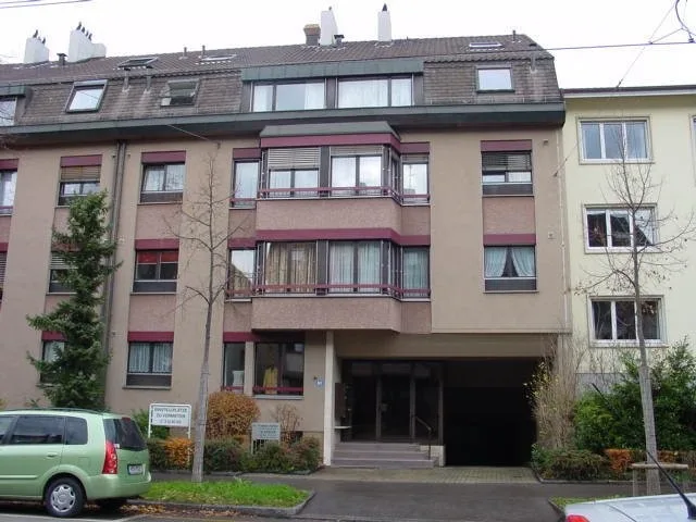 Einstellhallenplatz an der Neuweilerstrasse zu vermieten