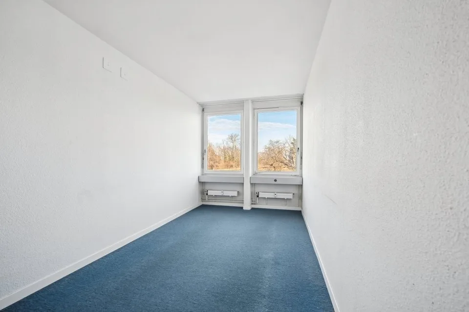 Grosse, helle Praxisräumlichkeiten an frequentierter Lage in Allschwil