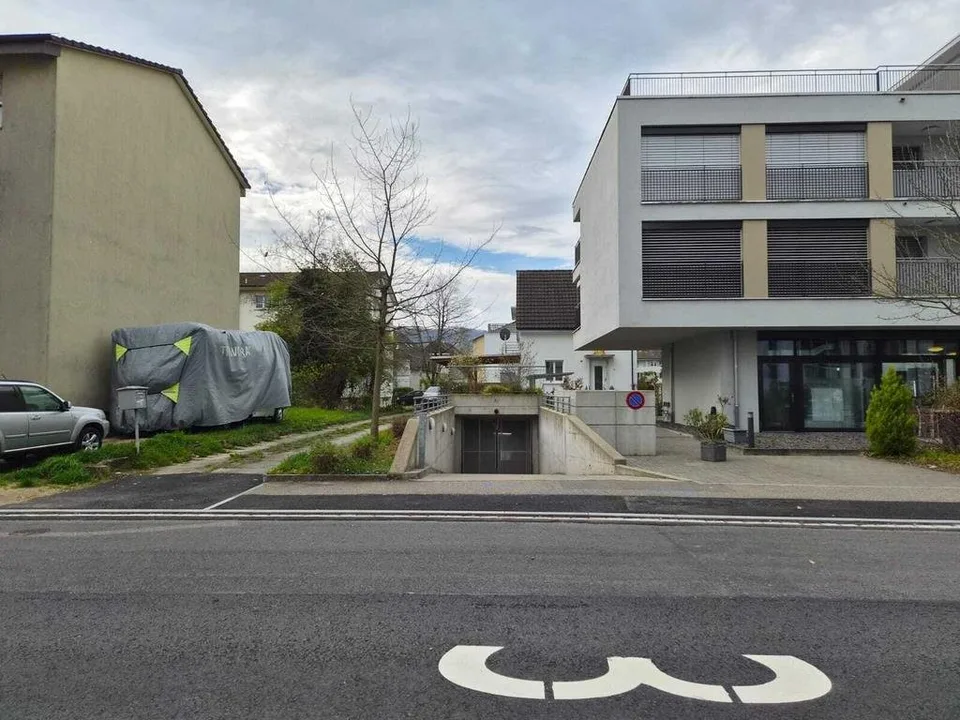 Parkplatz mit perfekter ÖV-Anbindung