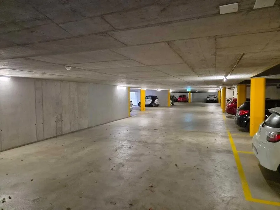 Parkplatz mit perfekter ÖV-Anbindung