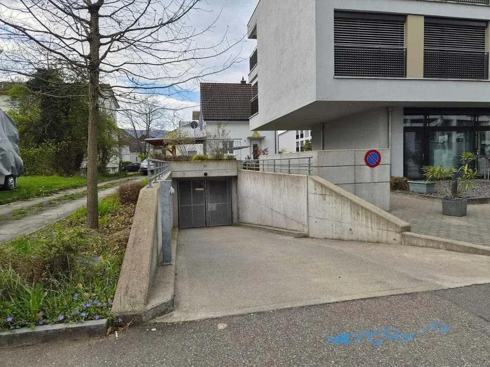 Parkplatz mit perfekter ÖV-Anbindung
