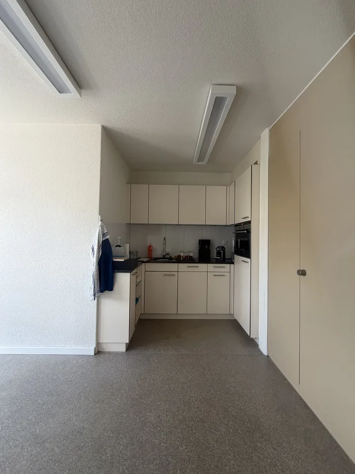Wir vermieten attraktive und praktische Büroräumlichkeiten in Gümligen. – Foto 13 von 17