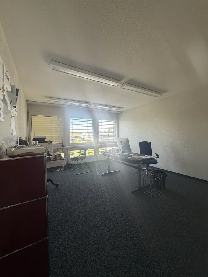 Wir vermieten attraktive und praktische Büroräumlichkeiten in Gümligen. – Foto 9 von 17