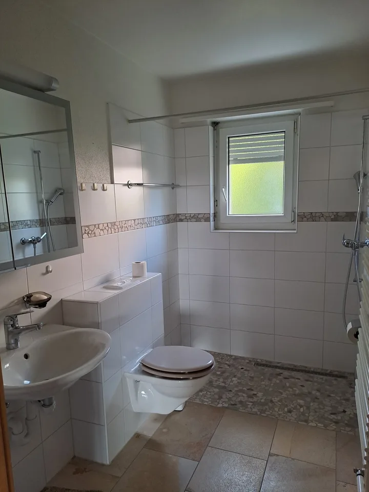 Tolle 4-Zimmerwohnung mit Wintergarten, Garten und Garage