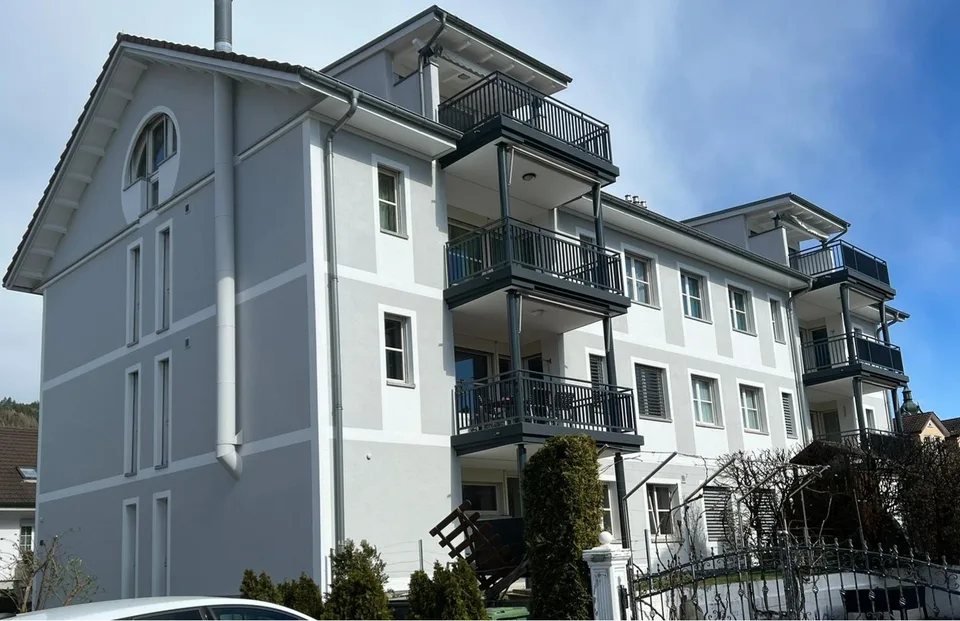 Frisch renovierte 2.5 Zi. Dachwohnungen 65m2 mit herrlicher Aussicht - Mitten im Dorf!