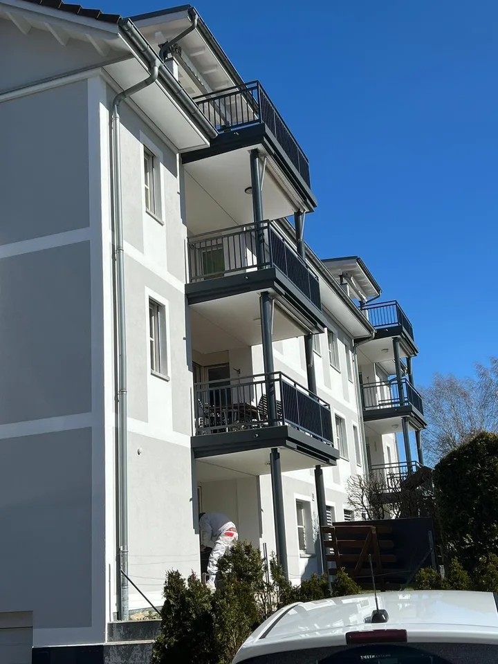 Frisch renovierte 2.5 Zi. Dachwohnungen 65m2 mit herrlicher Aussicht - Mitten im Dorf!