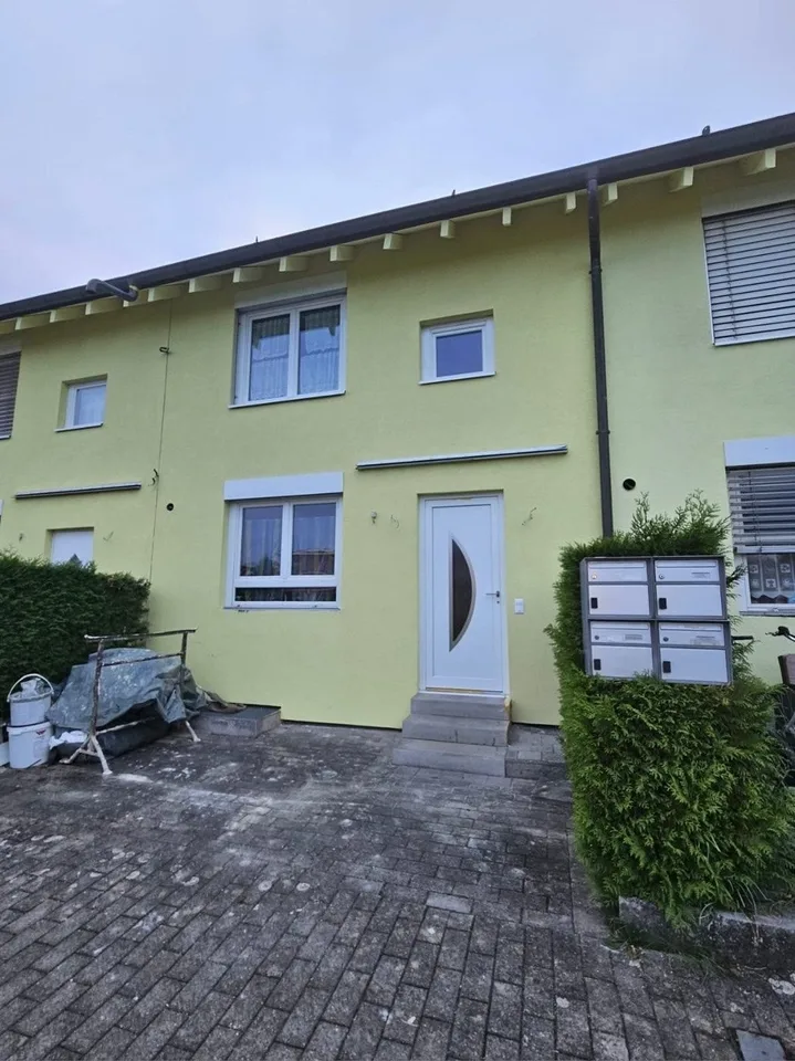 Reiheneinfamilienhaus mit Sitzplatz, Terassenüberdachung und Garten an idealer Lage