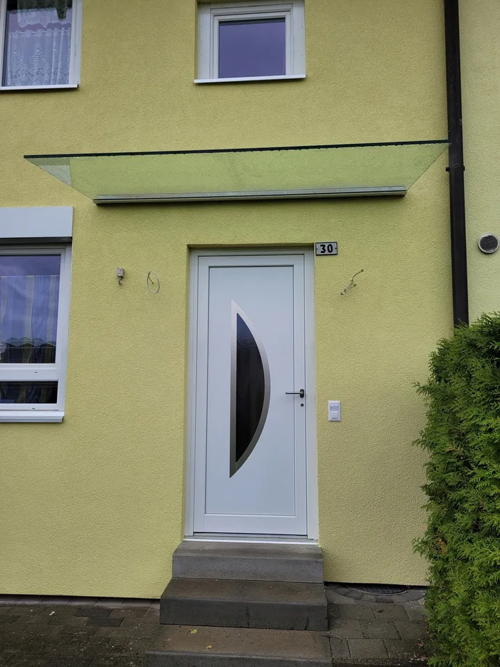 Reiheneinfamilienhaus mit Sitzplatz, Terassenüberdachung und Garten an idealer Lage