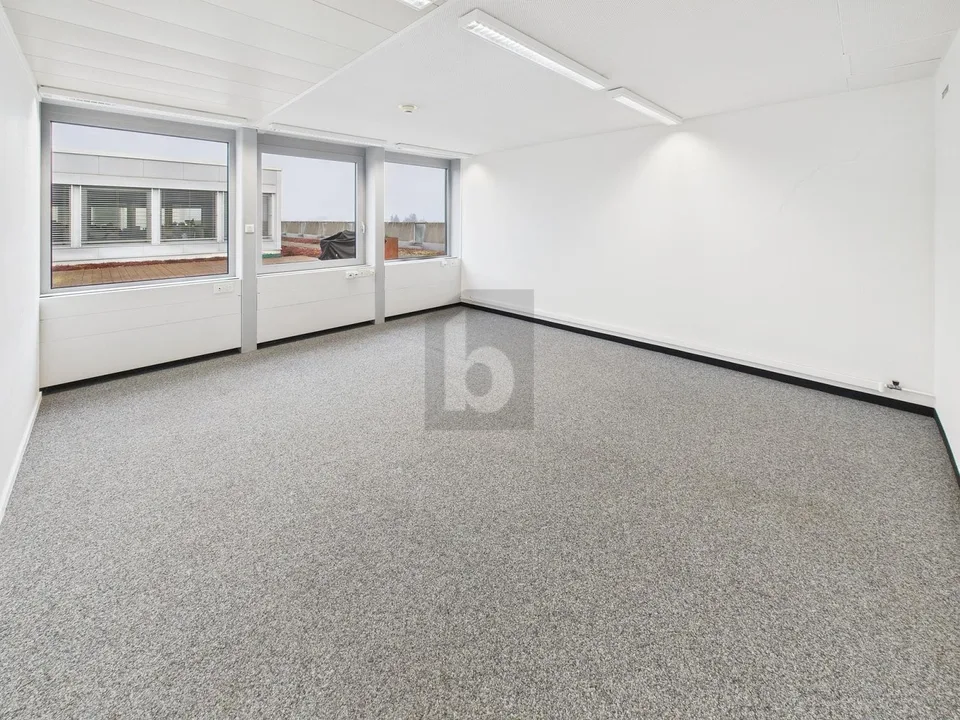 GUT GELEGEN UND PRAKTISCH (BÜRO 4.26)