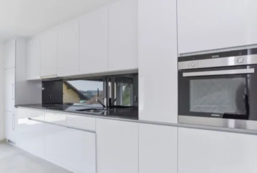 Moderne 2.5-Zimmer-Wohnung mit Panoramablick auf See und Berge