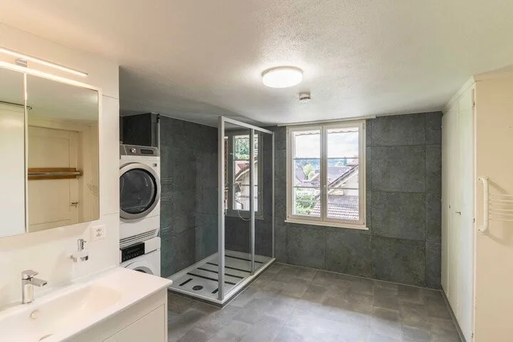 FLÄCHENGROSSES WOHN- UND GESCHÄFTSHAUS IM DORFZENTRUM – Foto 6 von 8
