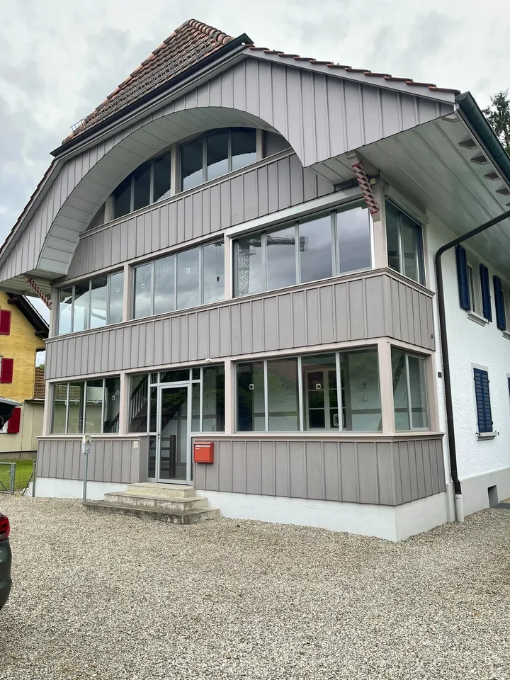 Frisch renovierte, sehr grosse Wohnung zu vermieten