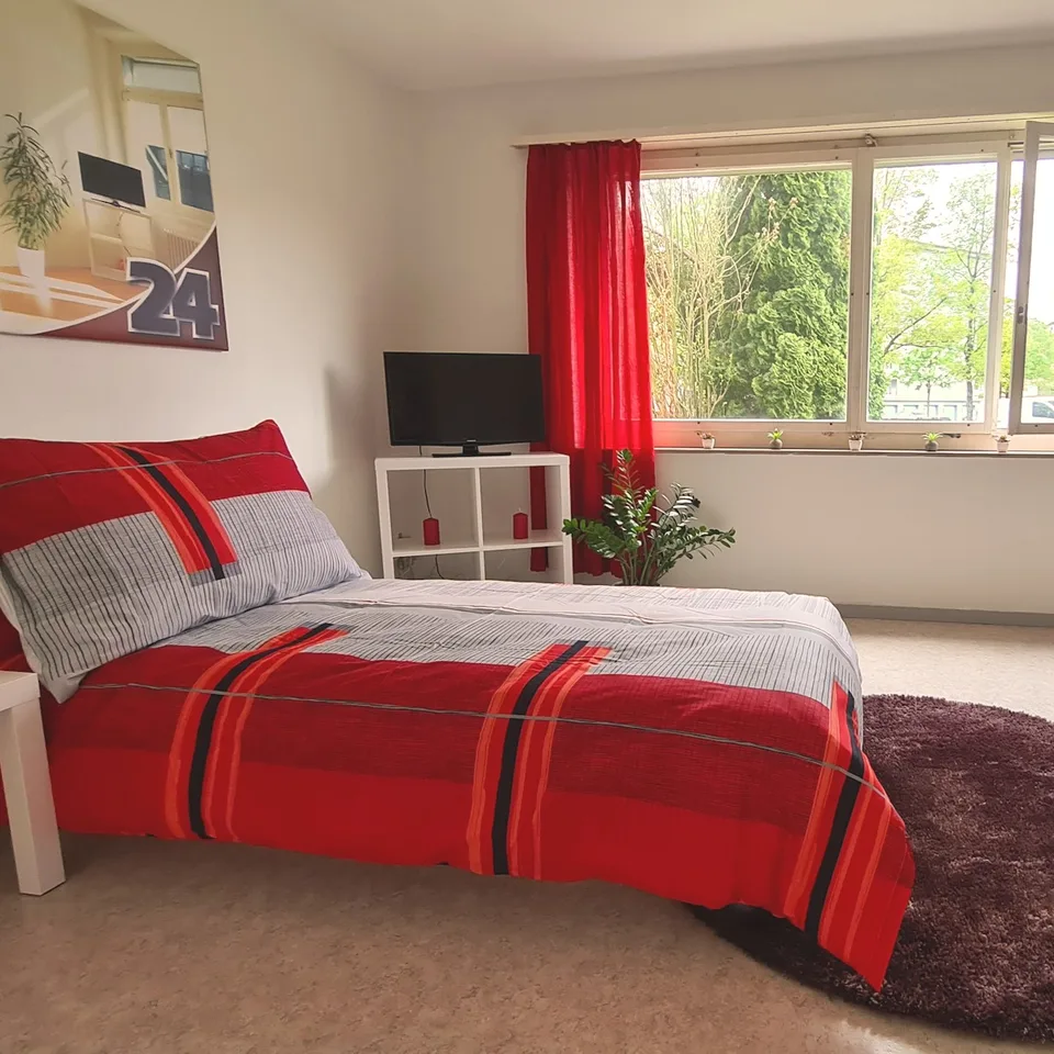 Modern möbliertes Zimmer