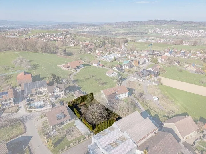 865 M² WOHNBAULAND IN ERHÖHTER LAGE NAHE HALLWILERSEE