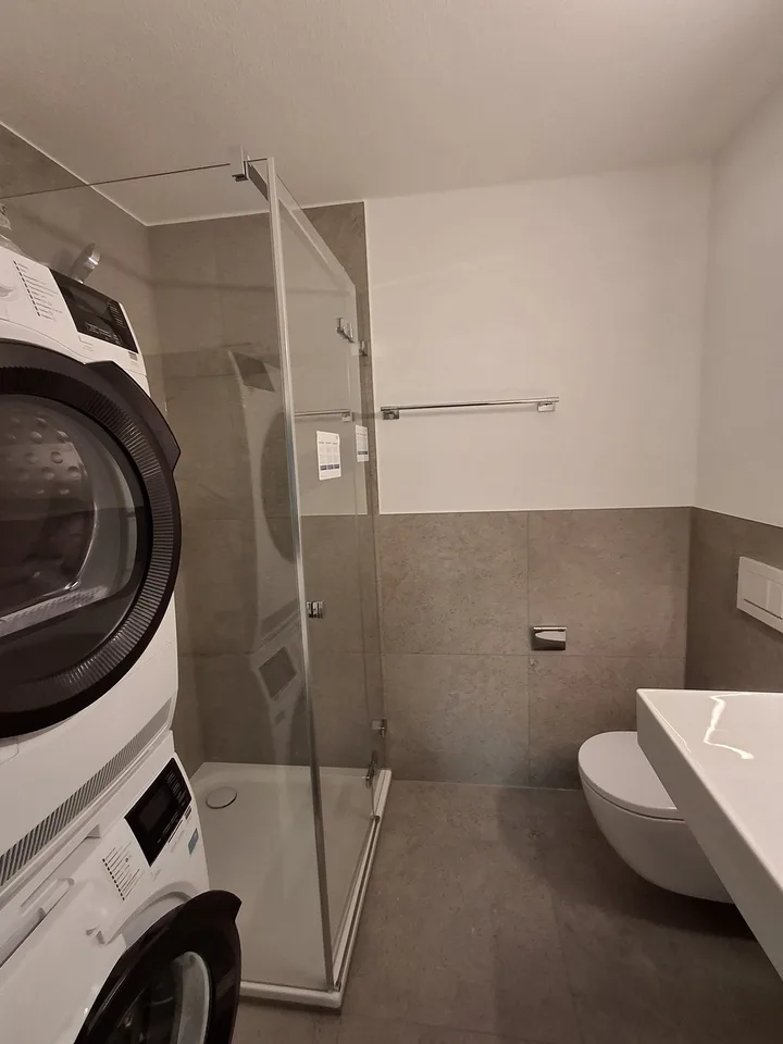 Totalsanierte, helle 5-Zimmer-Wohnung mit Tiefgaragenparkplatz