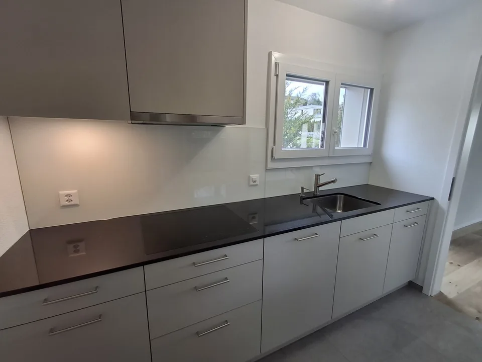 Totalsanierte, helle 5-Zimmer-Wohnung mit Tiefgaragenparkplatz